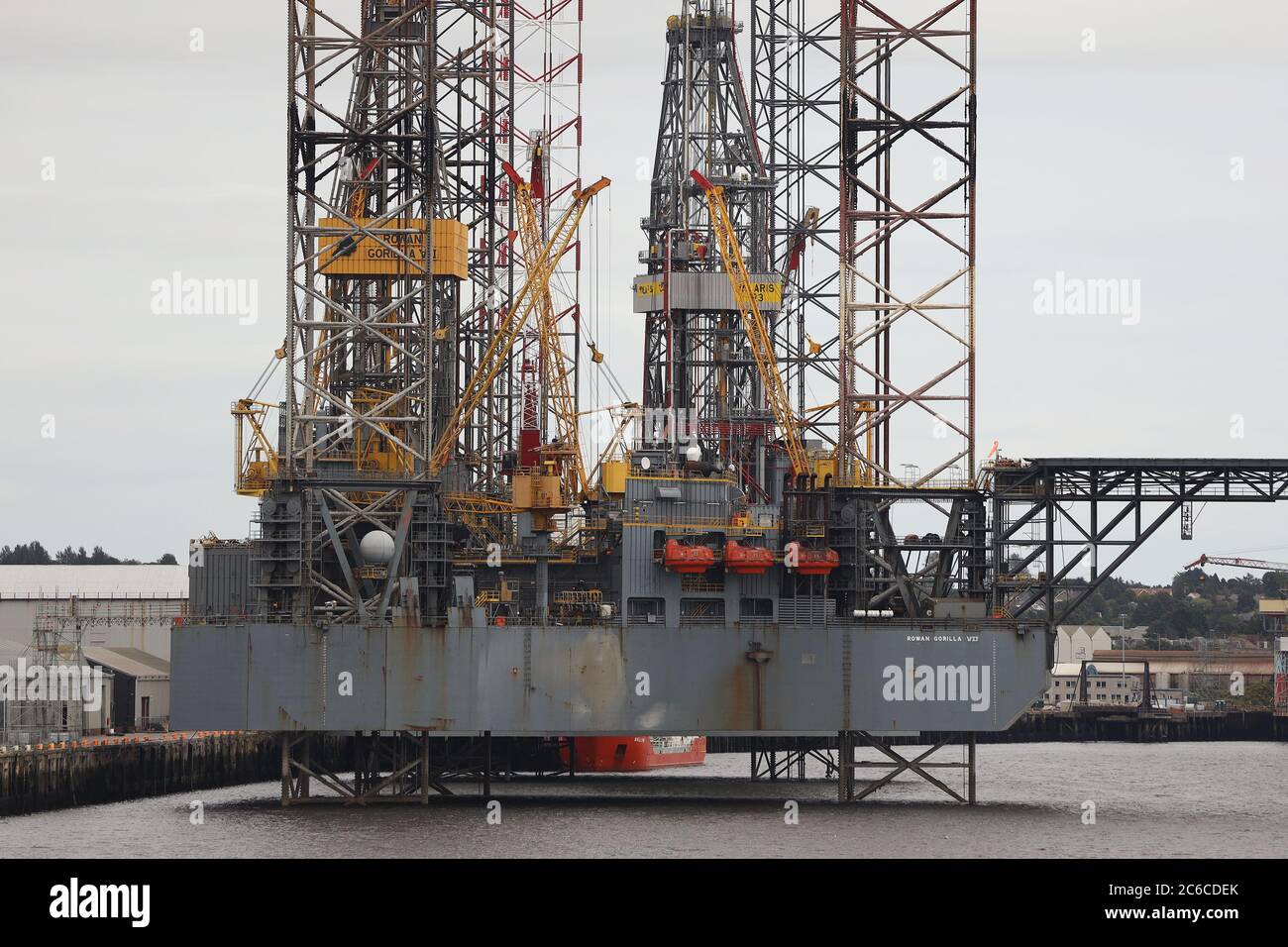 Smantellamento delle piattaforme petrolifere sul fiume Tay a Dundee Foto Stock