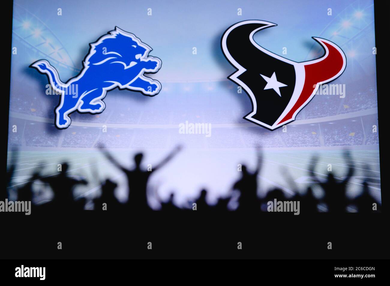 Detroit Lions contro Houston Texans. Supporto dei fan su NFL Game. Silhouette di tifosi, grande schermo con due rivali in background. Foto Stock