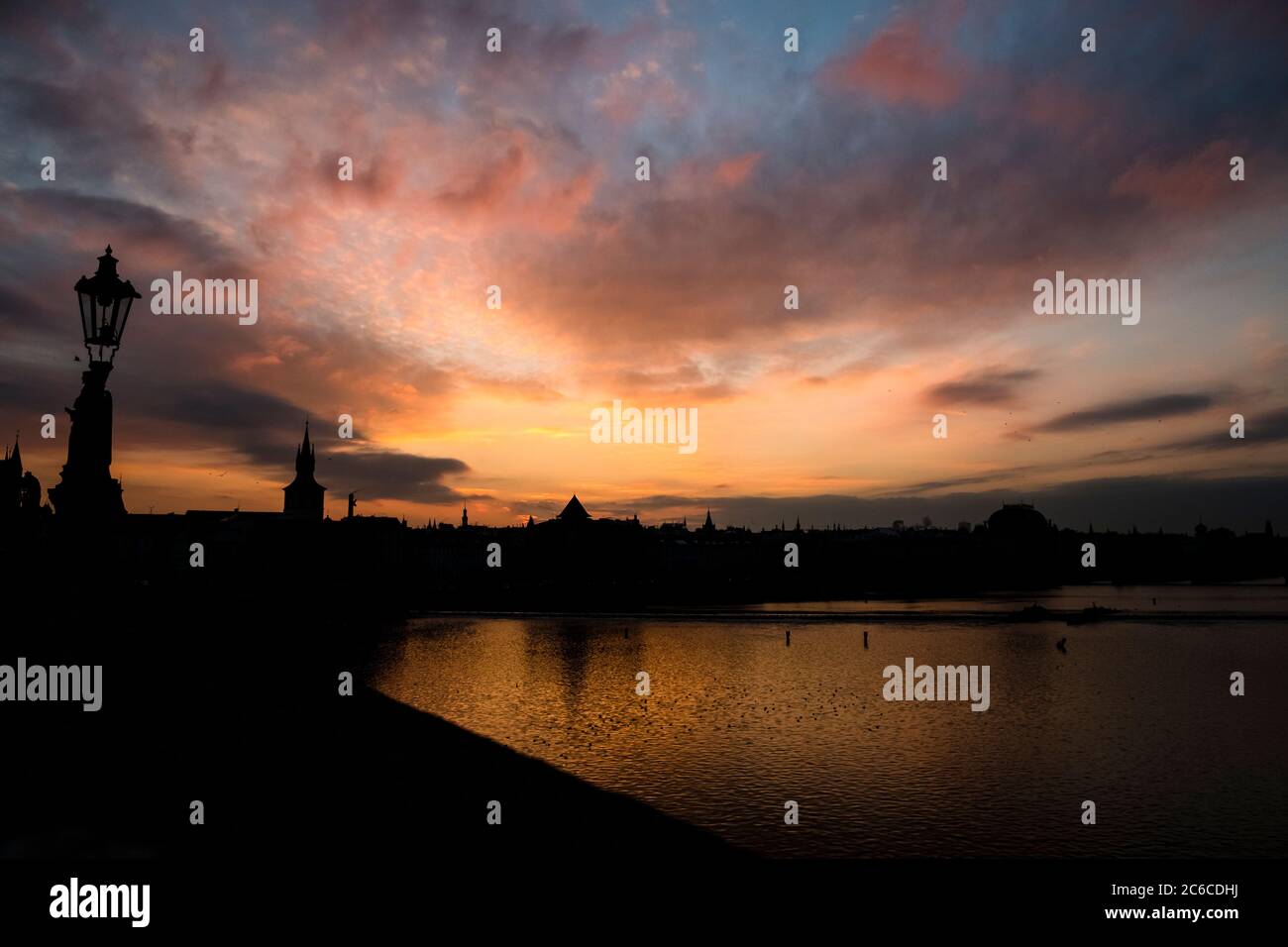 Sunrise sopra Praga e il fiume Moldava, guardando ad est dal Ponte Carlo Foto Stock
