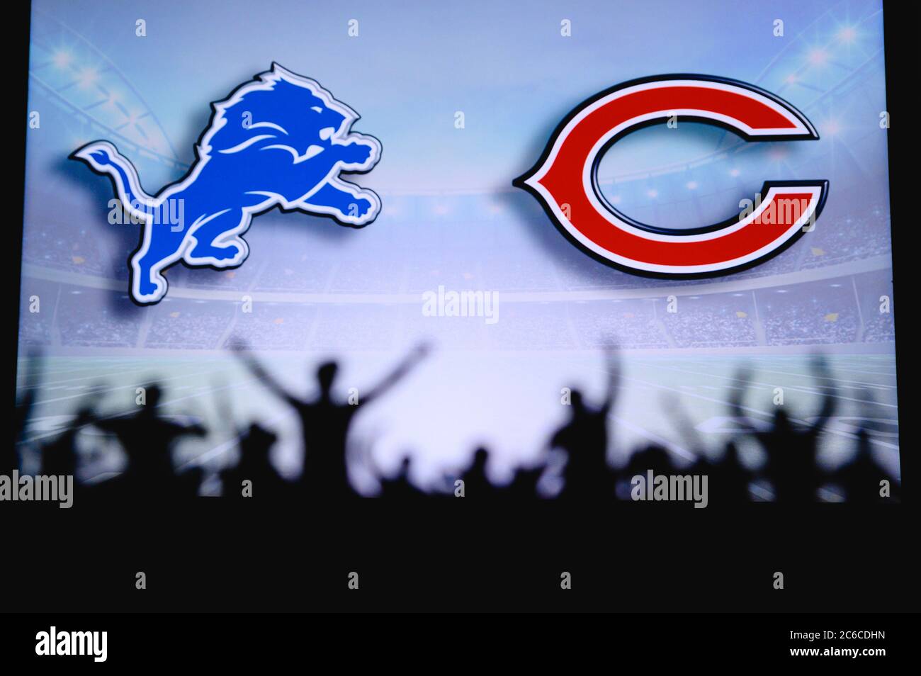Detroit Lions vs. Chicago Bears. Supporto dei fan su NFL Game. Silhouette di tifosi, grande schermo con due rivali in background. Foto Stock