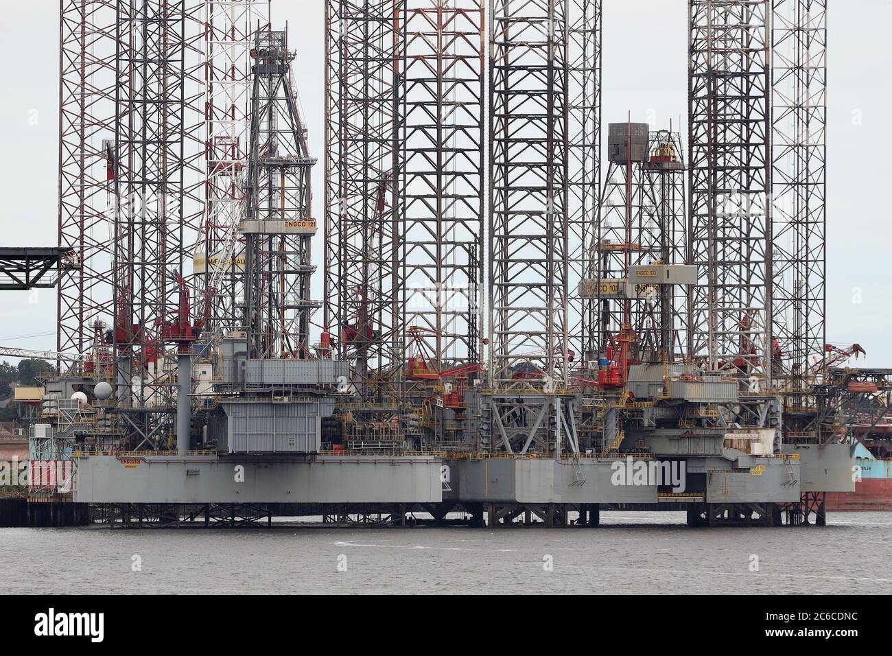 Smantellamento delle piattaforme petrolifere sul fiume Tay a Dundee Foto Stock