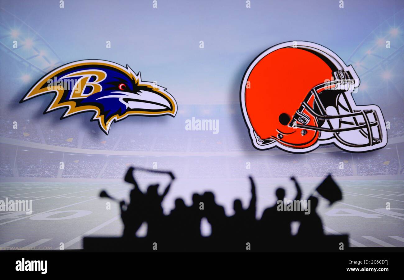 Baltimora Ravens vs. Cleveland Browns. Supporto dei fan su NFL Game. Silhouette di tifosi, grande schermo con due rivali in background. Foto Stock