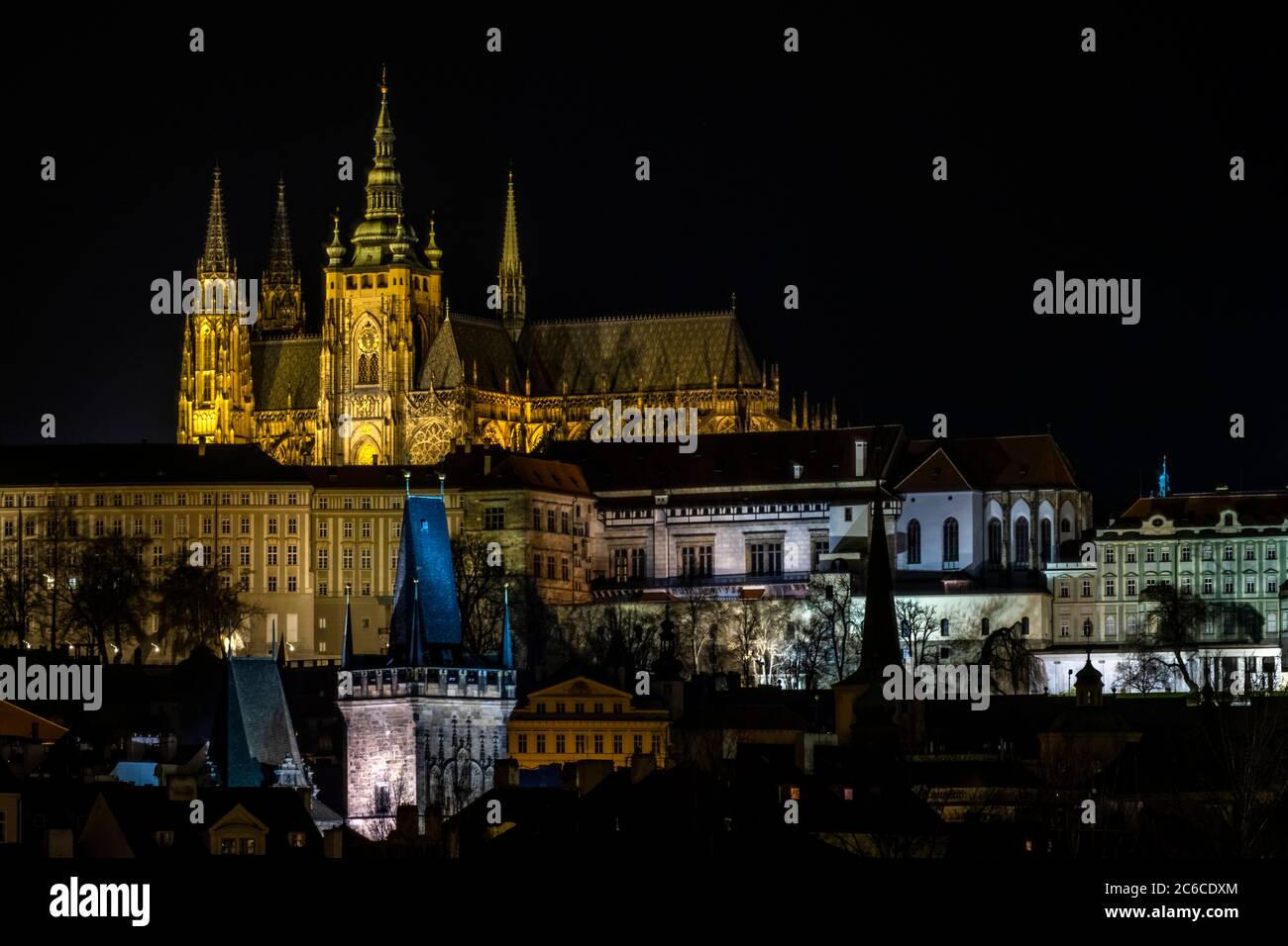 Cattedrale di San Vito e Castello di Praga illuminati di notte Foto Stock