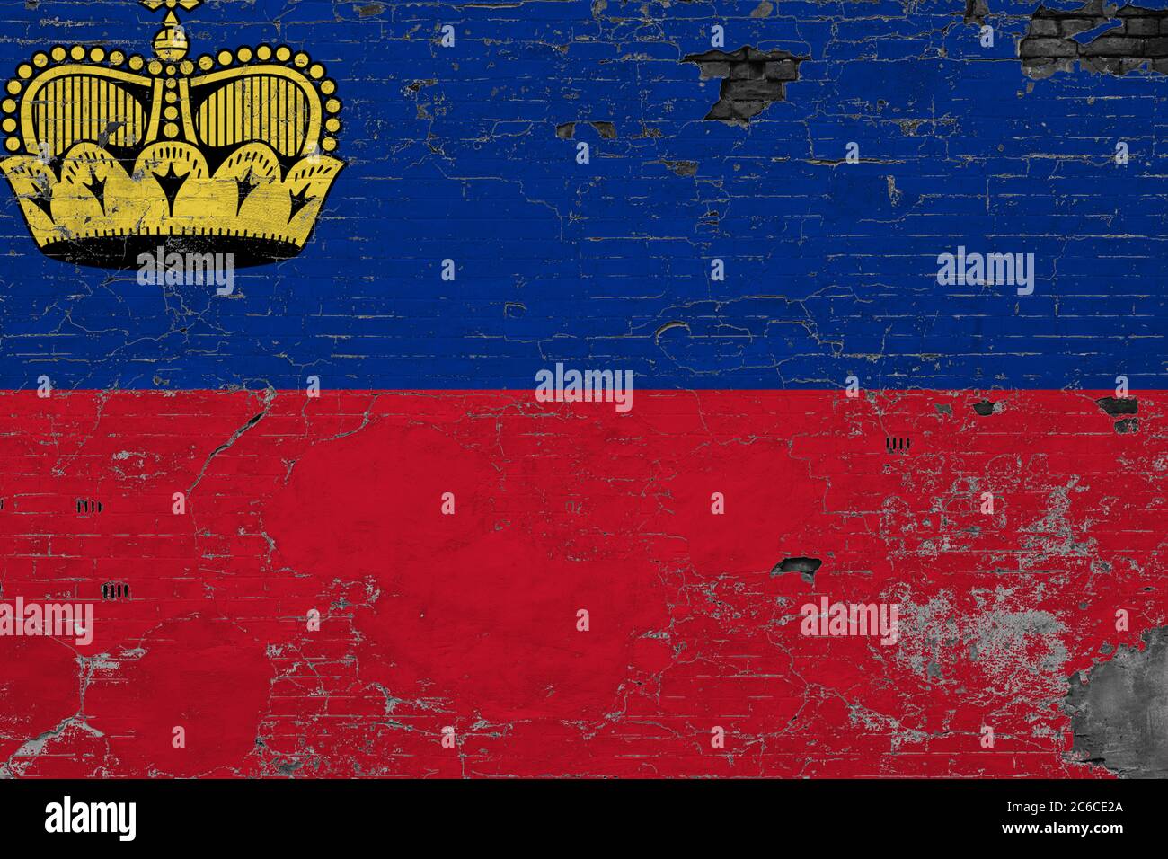 Bandiera Liechtenstein su superficie di cemento graffiato grunge. Storia nazionale d'annata. Concetto di parete retrò. Foto Stock