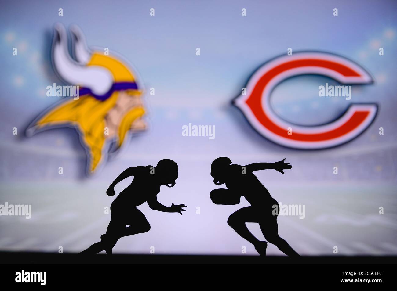 Minnesota Vikings vs. Chicago Bears. Poster corrispondenza NFL. Due giocatori di calcio americani si affacciano sul campo. Logo club in backgrou Foto Stock