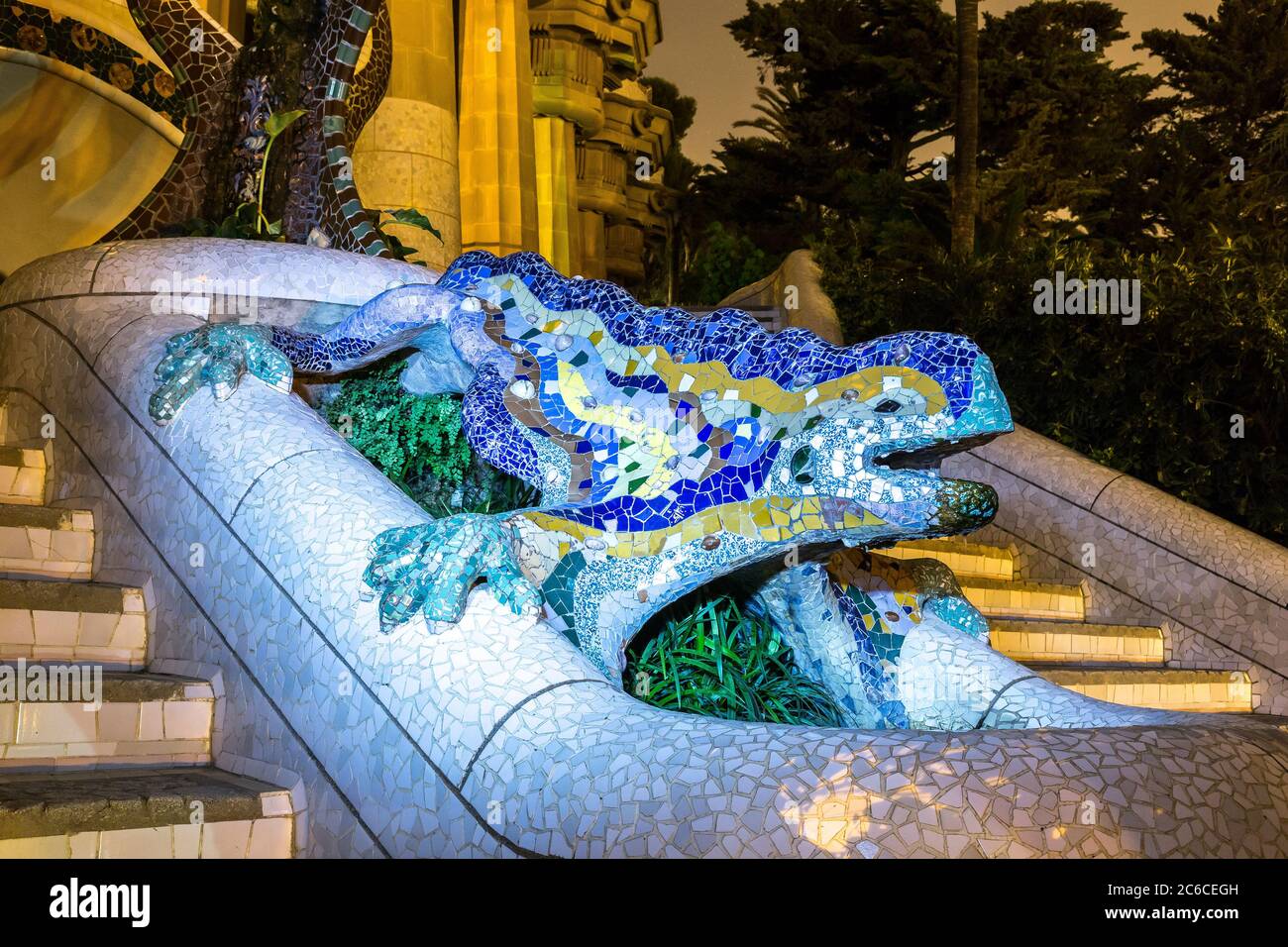 Scultura di una salamandra di Antoni Gaudi nel parco Guell a Barcellona, in Spagna in una notte estiva Foto Stock