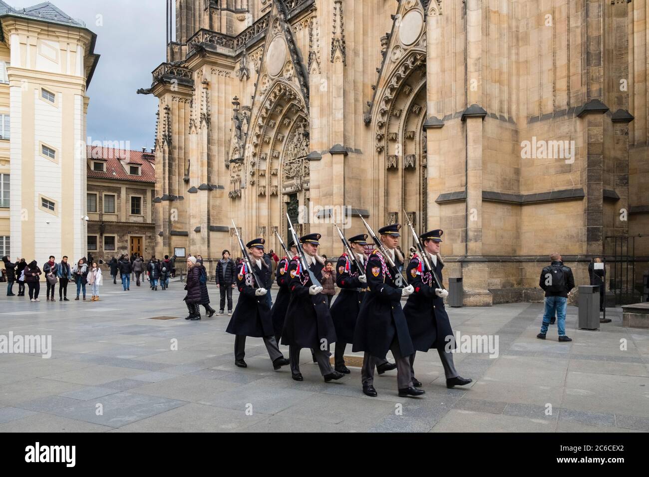 I membri della Guardia del Castello di Praga svolgono funzioni cerimoniali di fronte alla Cattedrale di San Vito nel Castello di Praga Foto Stock