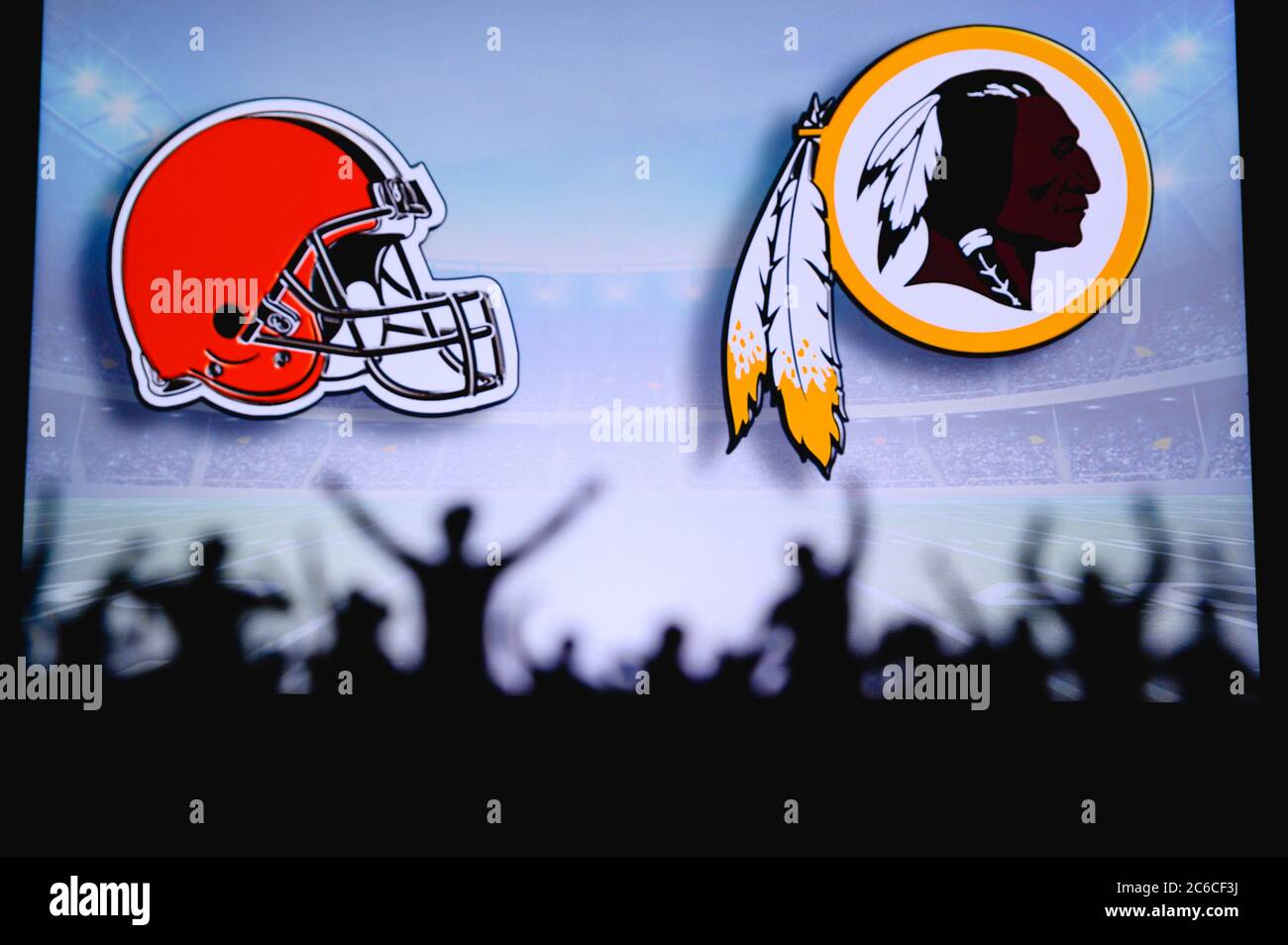 Cleveland Browns vs. Washington Redskins. Supporto dei fan su NFL Game. Silhouette di tifosi, grande schermo con due rivali in background. Foto Stock