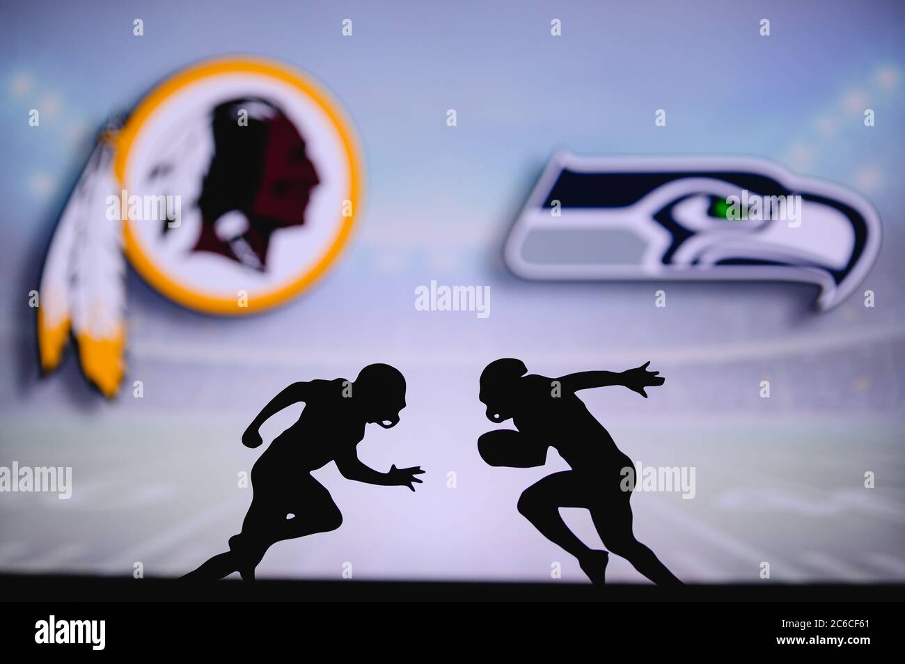 Washington Redskins vs Seattle Seahawks. Poster corrispondenza NFL. Due giocatori di calcio americani si affacciano sul campo. Logo club in bac Foto Stock