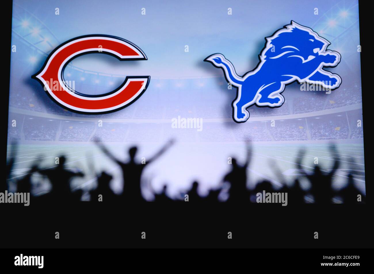 Chicago Bears vs. Detroit Lions. Supporto dei fan su NFL Game. Silhouette di tifosi, grande schermo con due rivali in background. Foto Stock