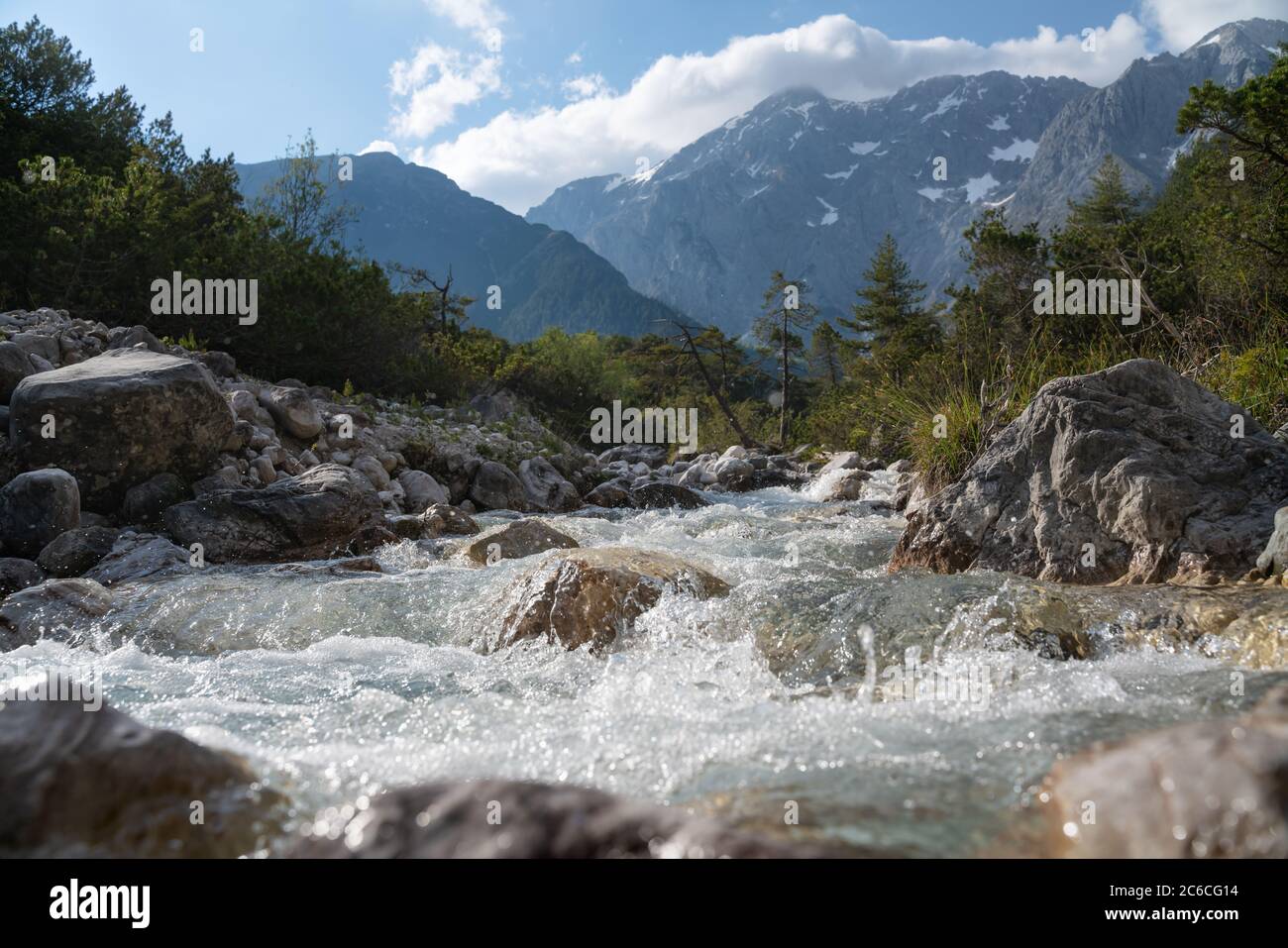 Fiume di montagna fresco e limpido nel soleggiato paesaggio alpino, Mieming, Tirolo, Austria Foto Stock