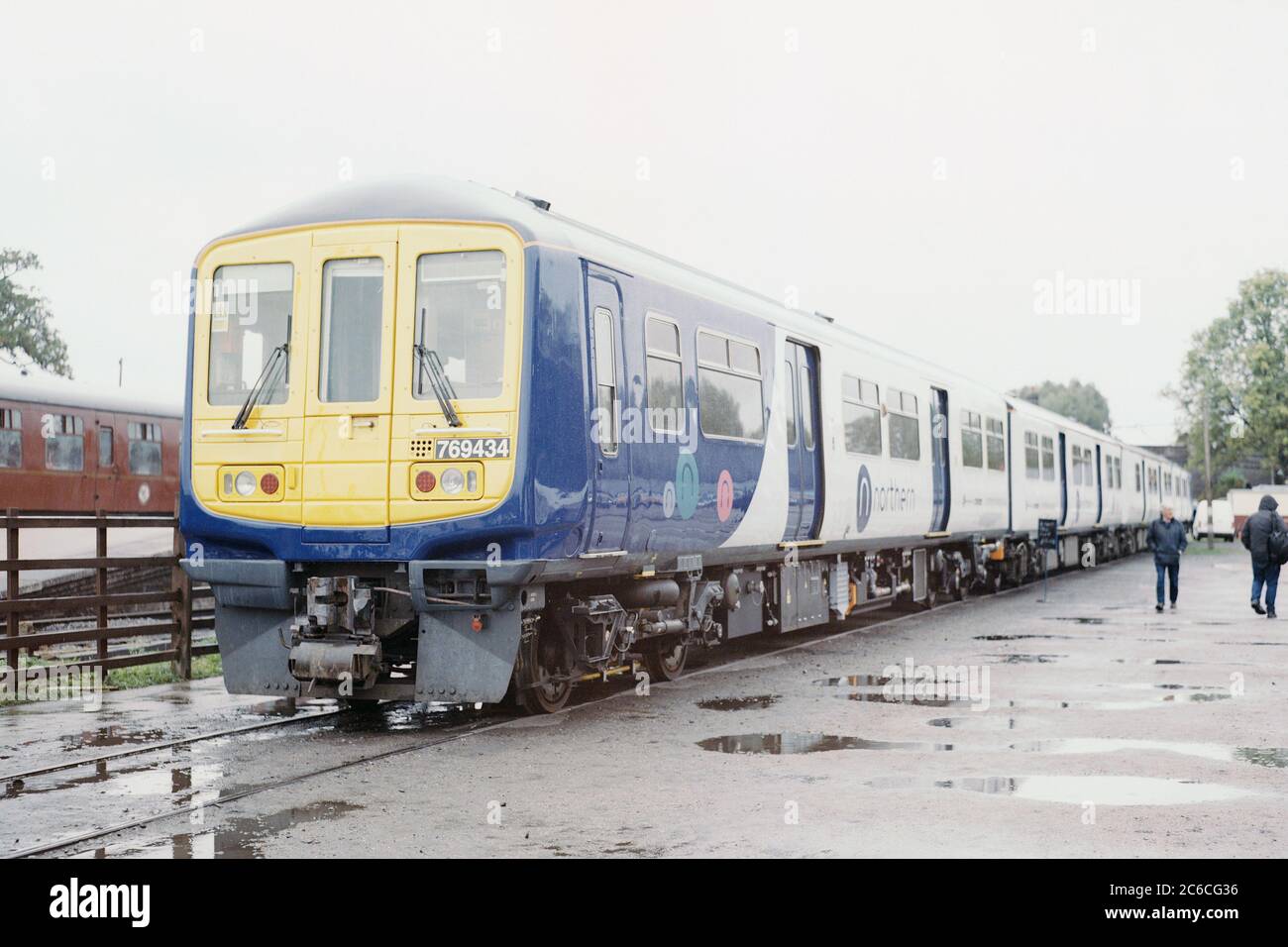 Un treno per passeggeri elettro-diesel (BR Classe 769) che si converte da un treno elettrico di classe 319 sul lato di Quorn e Woodhouse Station per la prova. Foto Stock