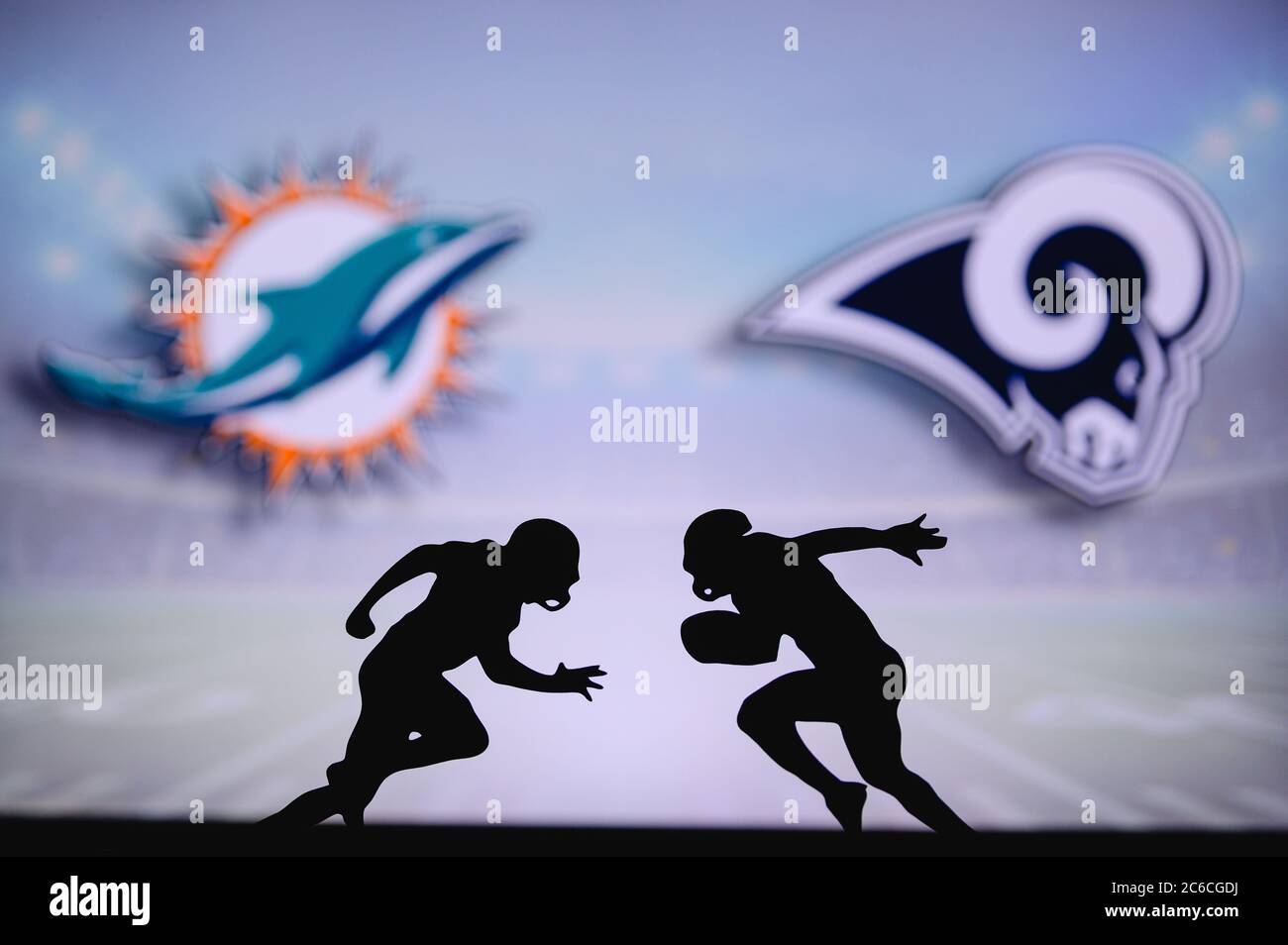 Miami Dolphins vs Los Angeles Rams. Poster corrispondenza NFL. Due giocatori di calcio americani si affacciano sul campo. Logo club in backgrou Foto Stock