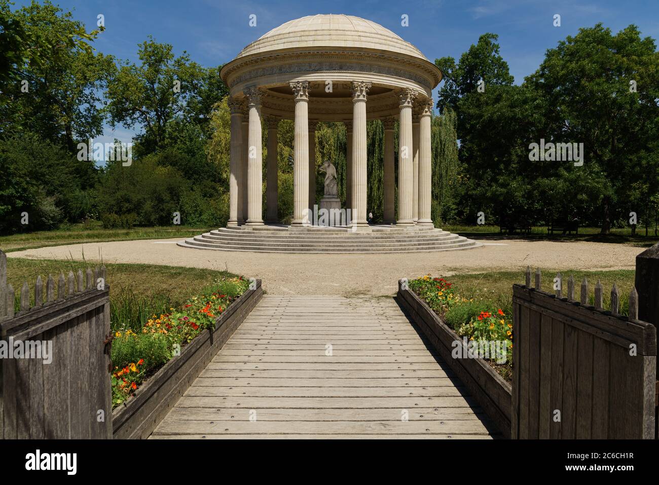 Reggia di Versailles tempio amore con cielo blu Foto Stock