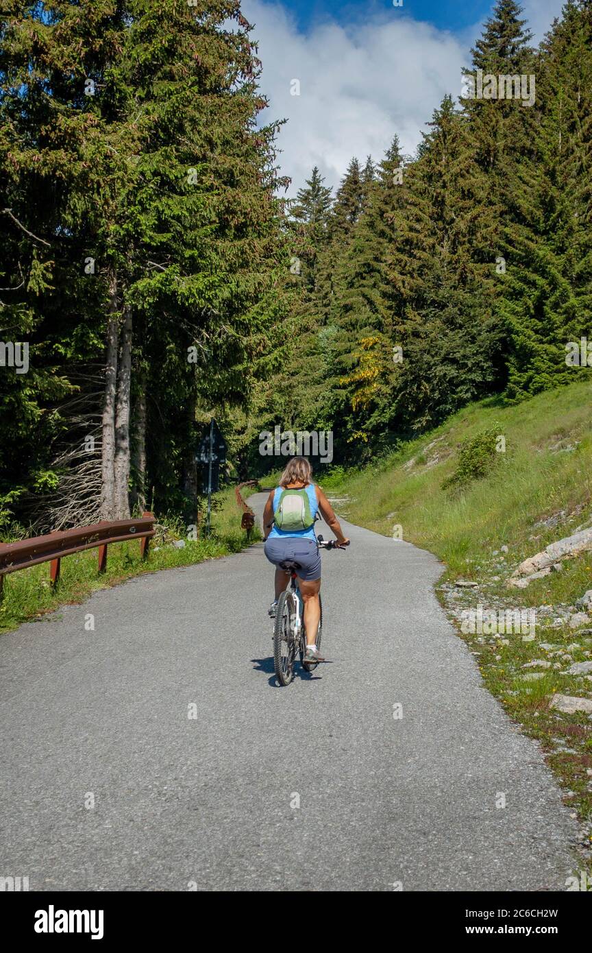 Bergamo Italia 4 luglio 2020: Escursione in bicicletta sulla strada per Monte Arera Foto Stock