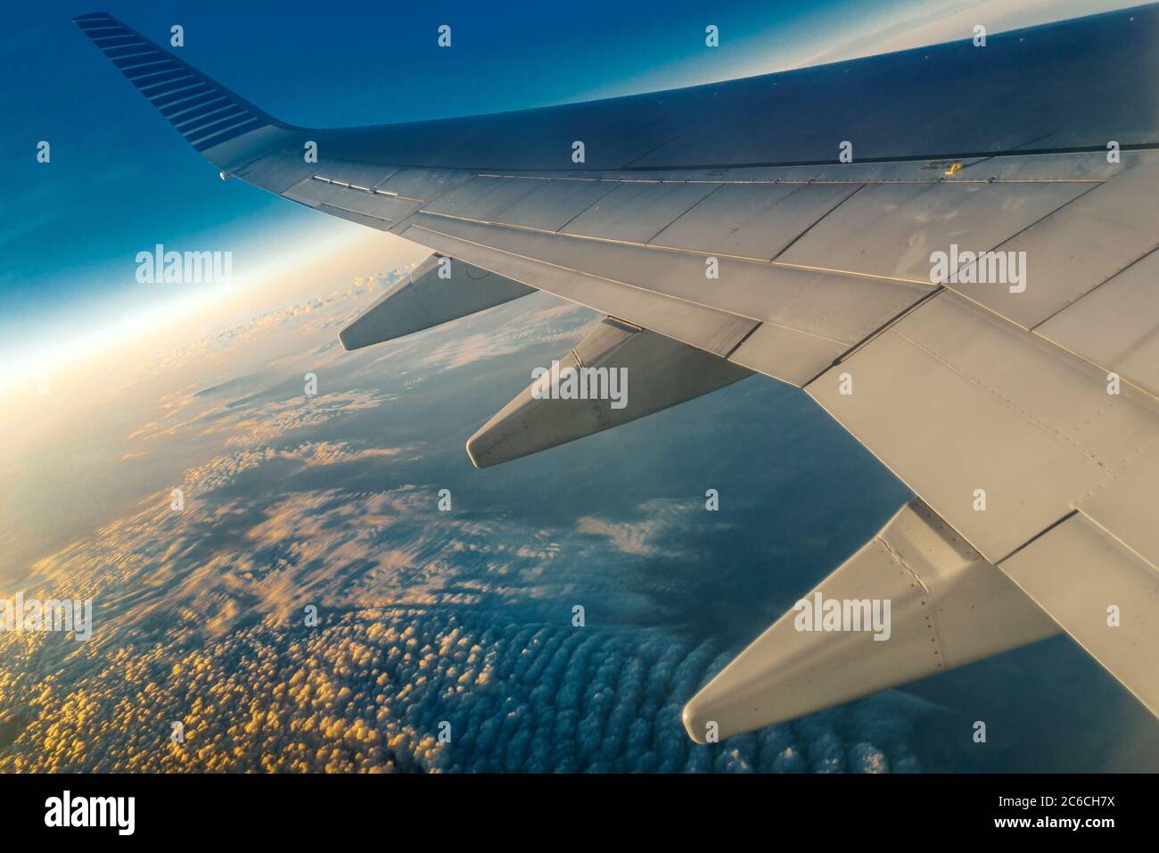 Nuvole e ali di aeroplano visto da una finestra Foto Stock