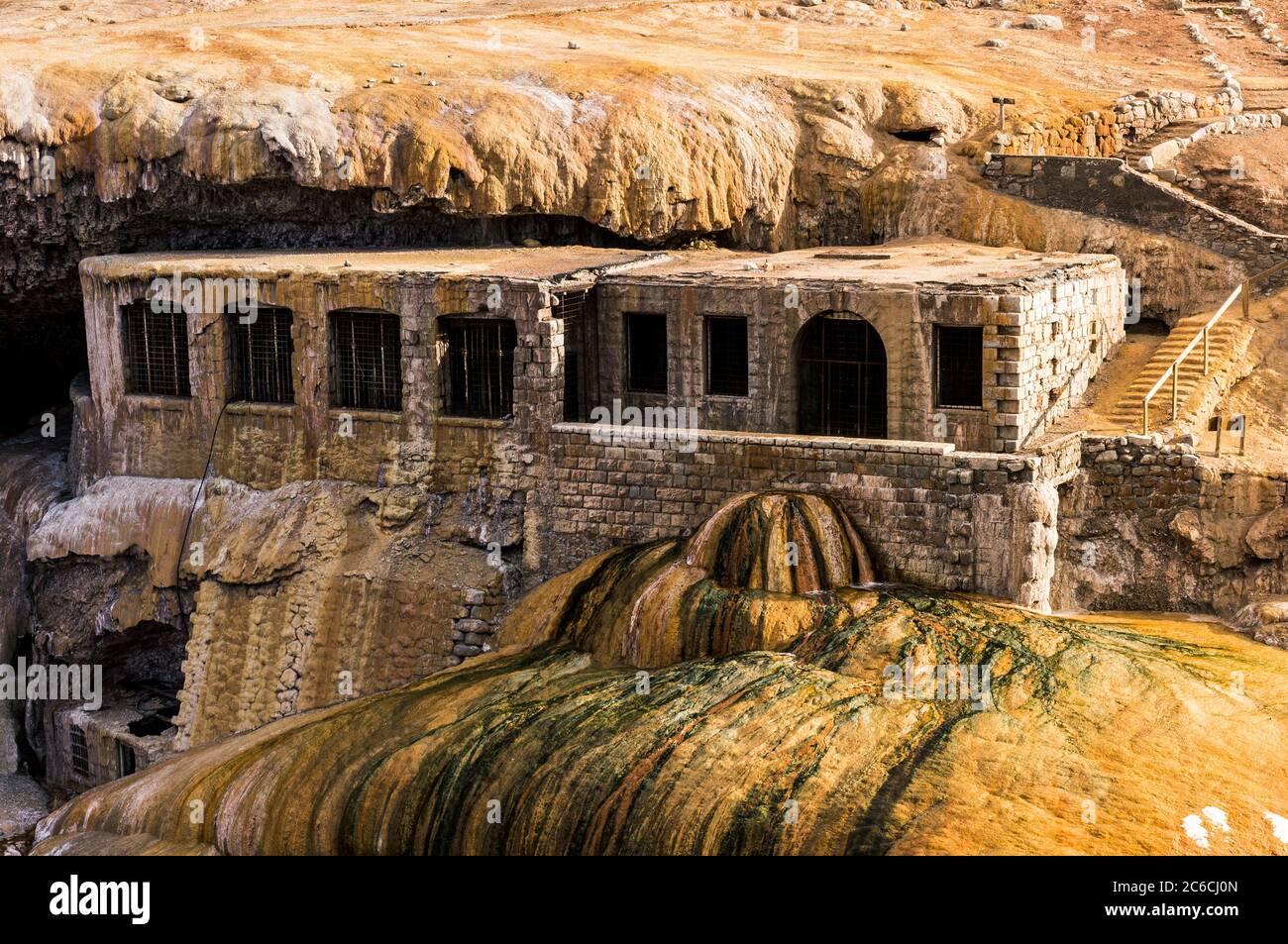 Vista sulle antiche e colorate terme del Puente del Inca, provincia di Mendoza, Argentina Foto Stock