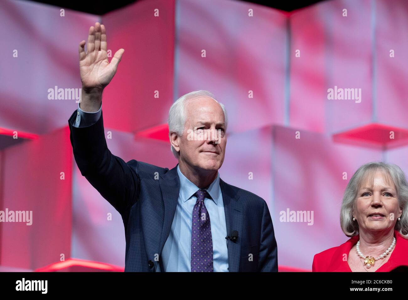 U.S. Sen JOHN CORNYN si è fatto un'onda ai delegati che partecipano alla Convention di tre giorni del Partito Repubblicano dello Stato del Texas a giugno 2018 a San Antonio. Il raduno di persona del 2020 luglio programmato a Houston è stato annullato a causa della pandemia del coronavirus. Foto Stock