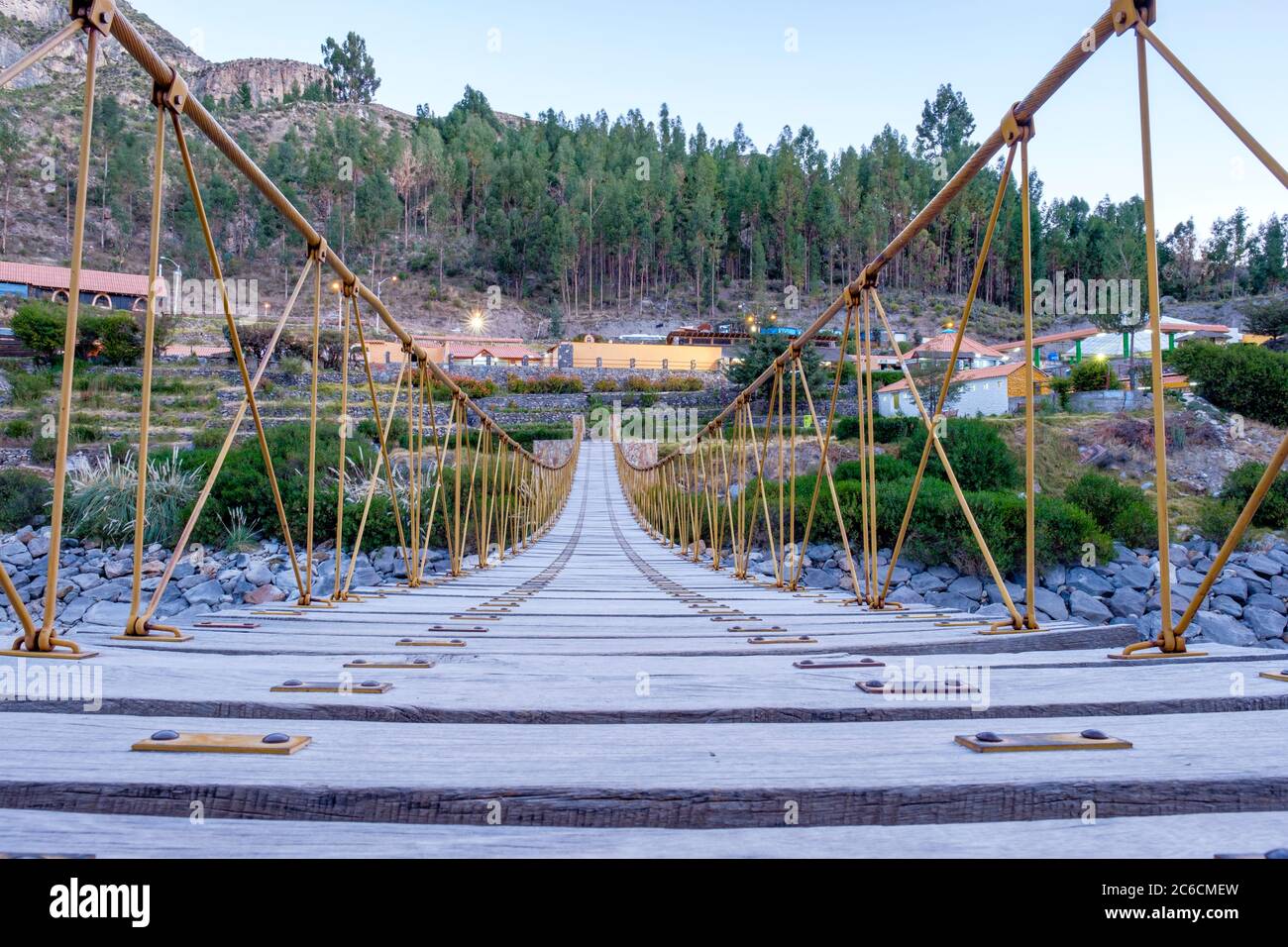 Colca Canyon Hot Springs la Calera, ponte sospeso sul fiume Colca, Chivay, Perù Foto Stock