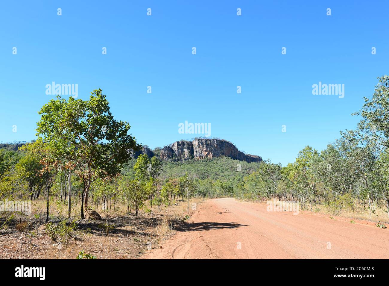 Red Dirt Road che conduce alle Cascate Jim Jim nel popolare Parco Nazionale di Kakadu, Northern Territory, NT, Australia Foto Stock