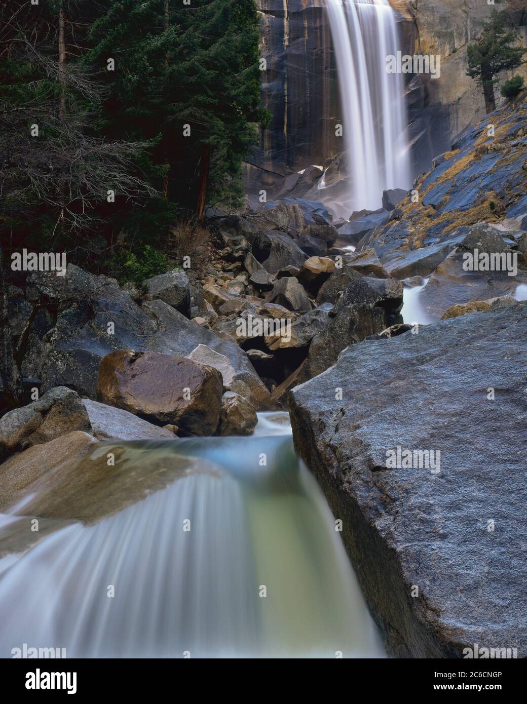 Yosemite National Park CA / JAN il fiume Merced cade su enormi massi di granito sotto le cascate Vernal a sud-est della Yosemite Valley. Foto Stock