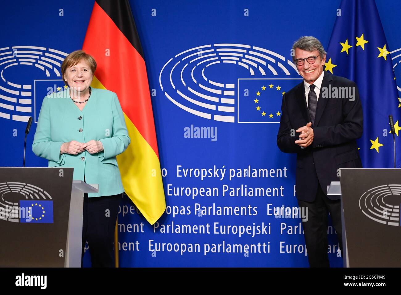 (200709) -- BRUXELLES, 9 luglio 2020 (Xinhua) -- la cancelliera tedesca Angela Merkel (L) e il presidente del Parlamento europeo David Sassoli partecipano ad una conferenza stampa al Parlamento europeo a Bruxelles, in Belgio, l'8 luglio 2020. Raggiungere rapidamente un accordo su un ambizioso pacchetto europeo di ripresa è la massima priorità dell'Unione europea per le prossime settimane, i leader del blocco hanno concordato mercoledì con la cancelliera tedesca Angela Merkel. Il 1° luglio la Germania ha assunto la presidenza a rotazione del Consiglio dell'Unione europea. (Unione europea/Handout via Xinhua) Foto Stock