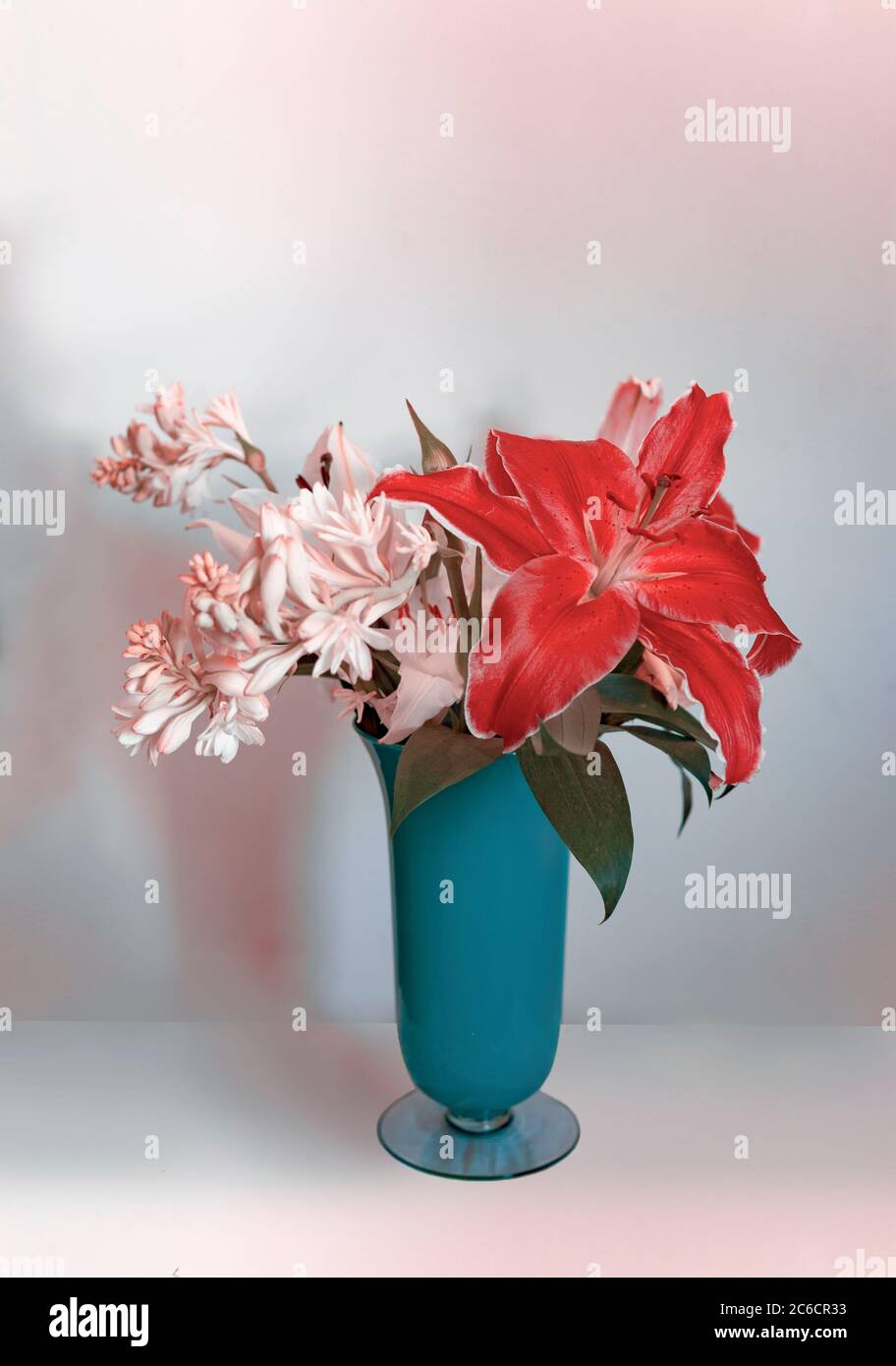 Splendido bouquet floreale in vaso con tonalità moderne Foto Stock