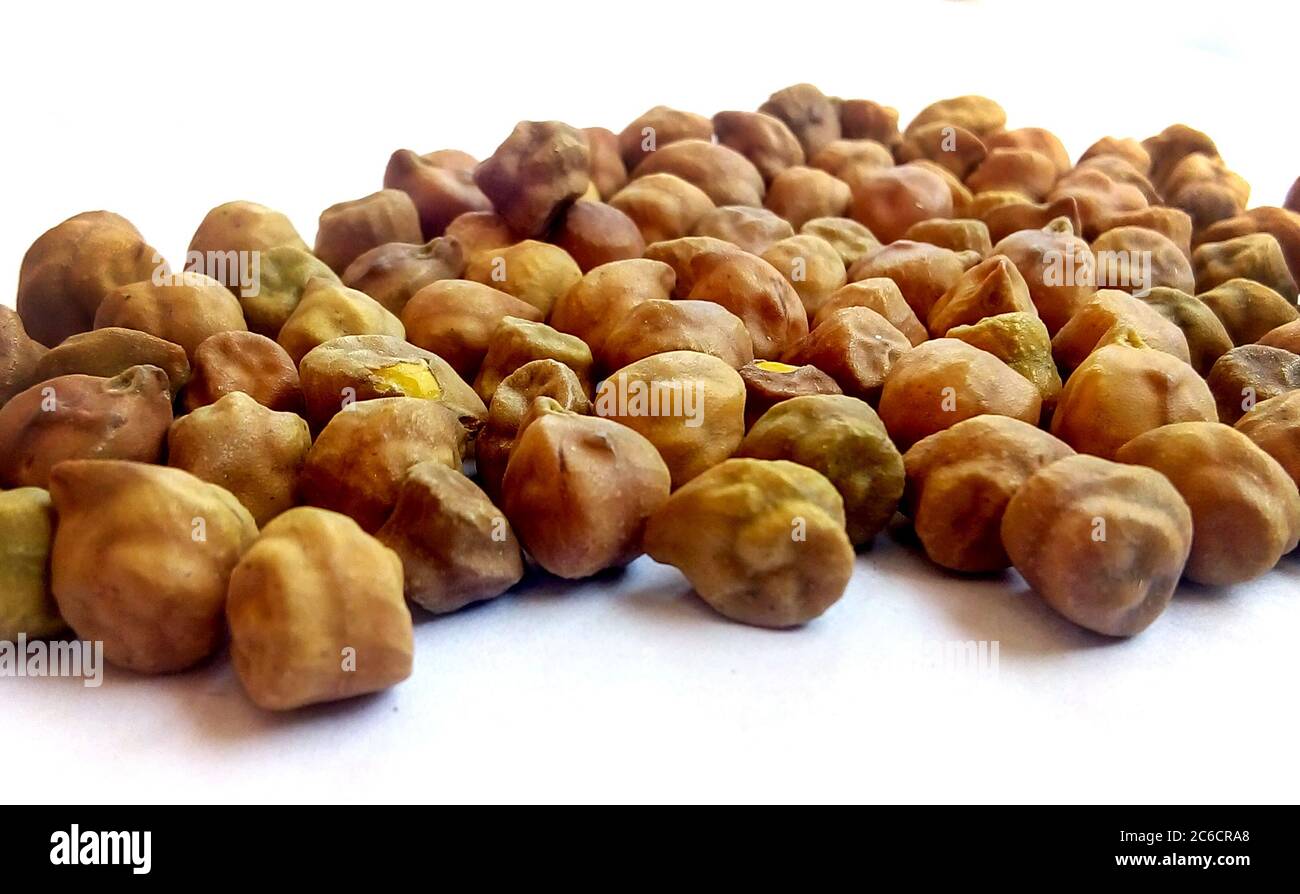 Black Chick Pea o Kala Chana isolato su sfondo bianco Foto Stock