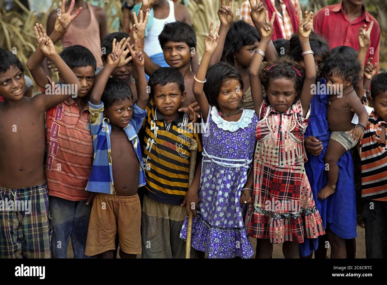 I bambini che si acclamano insieme per una foto nel villaggio agricolo di Falcu, distretto di Nawada, Bihar, India. Foto Stock