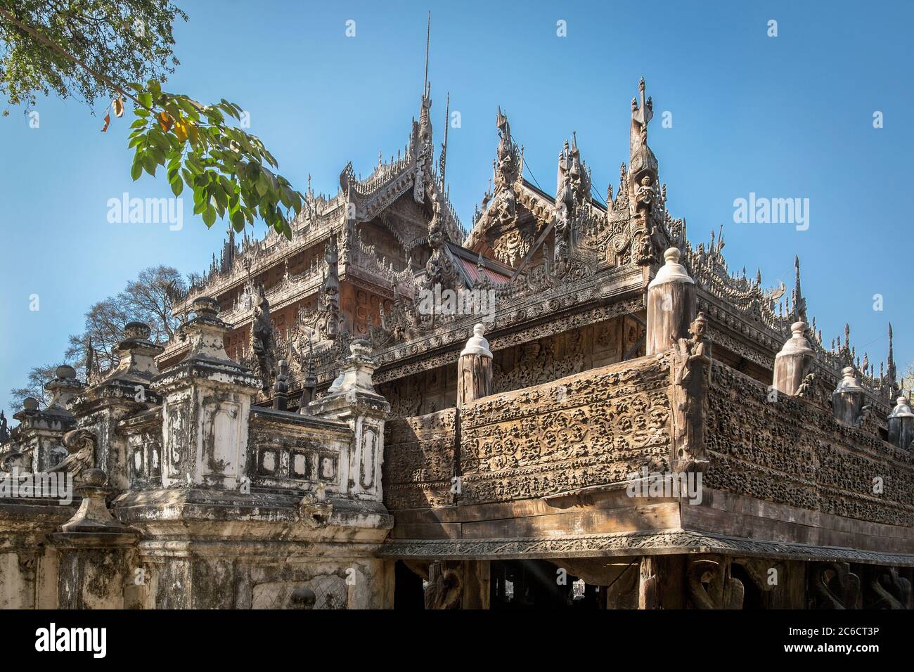 Una vista esterna di un antico tempio con intagli in legno intricately dettagliati a Bagan, Myanmar Foto Stock