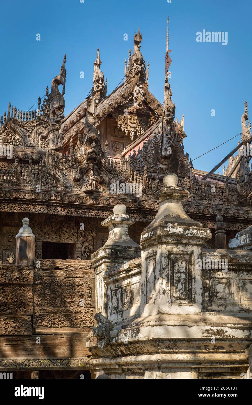 Dettagli di sculture in legno all'esterno di un antico tempio a Bagan, Myanmar Foto Stock