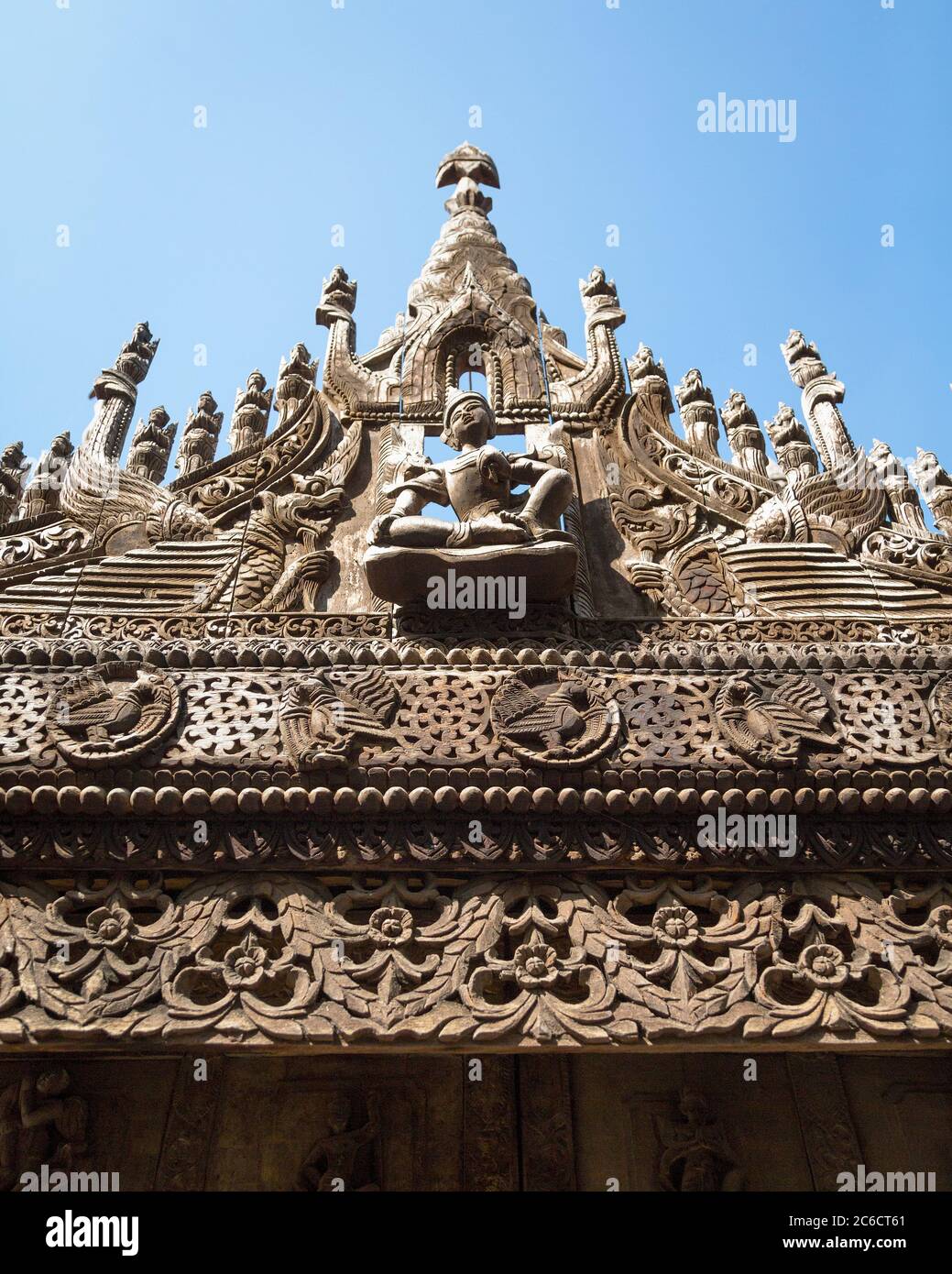 Un dettaglio ravvicinato di sculture in legno all'esterno di un antico tempio a Bagan, Myanmar Foto Stock