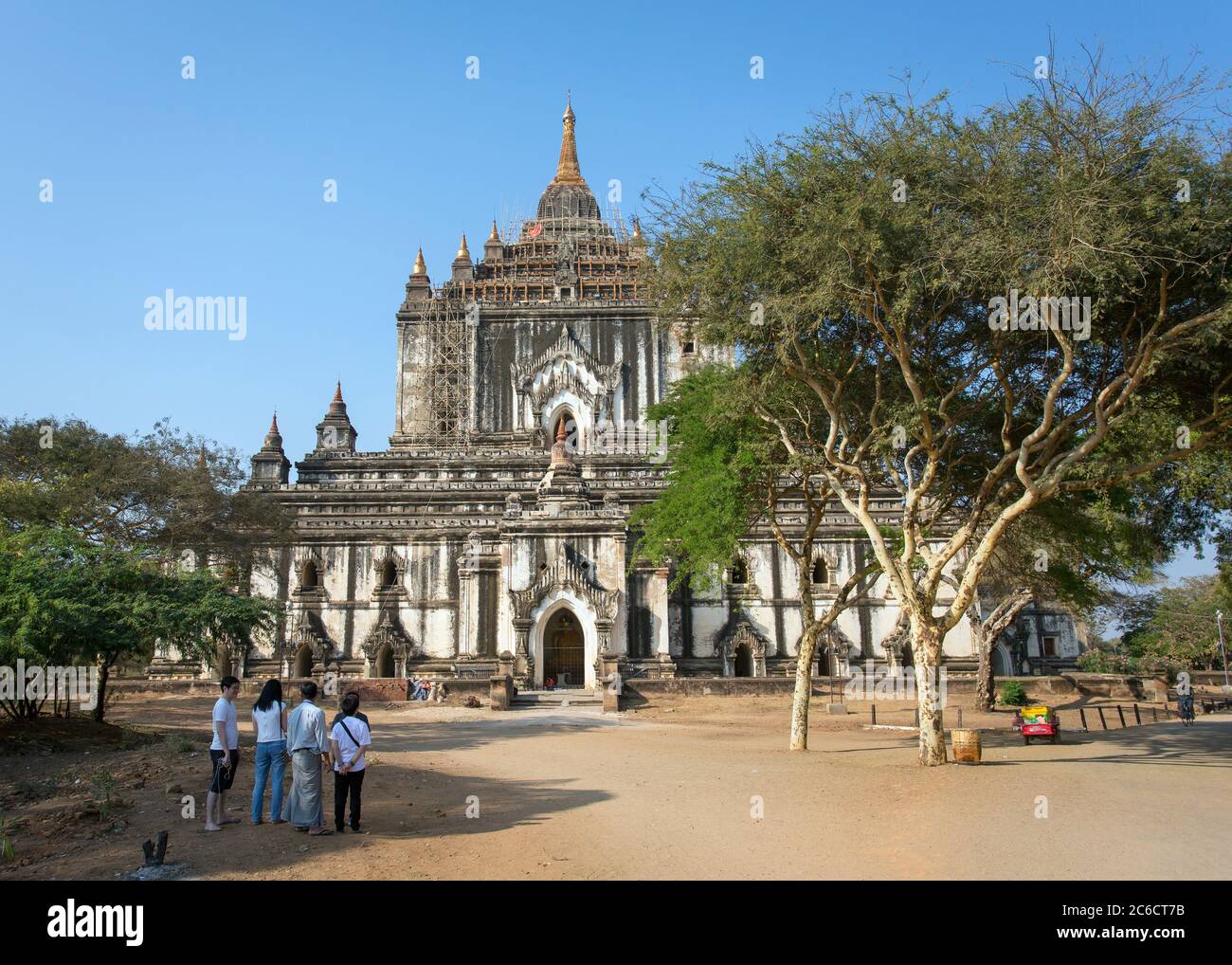 Un gruppo di turisti guarda all'esterno del tempio di Thatbyinnyu a Bagan, Myanmar Foto Stock