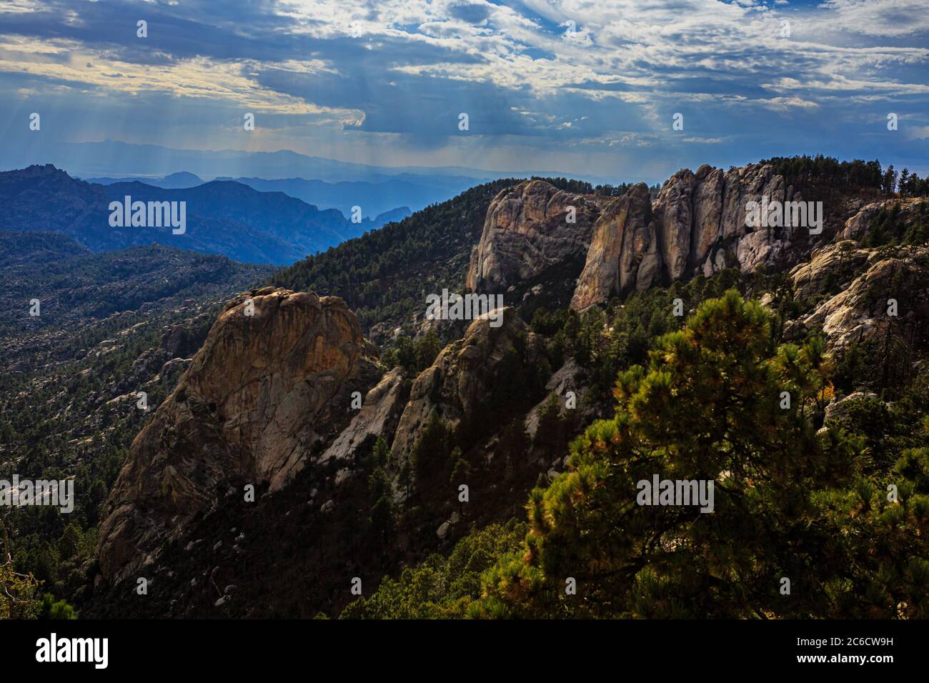 Il filtraggio della luce solare attraverso le nuvole tempeste di raccolta crea una vista spettacolare a ovest da Lemmon Rock nelle montagne di Santa Catalina vicino a Tucson. Foto Stock