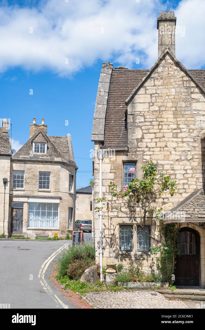 Cotswold casa in pietra lungo Tibbiwell Lane a Painswick, Cotswolds, Gloucestershire, Inghilterra Foto Stock