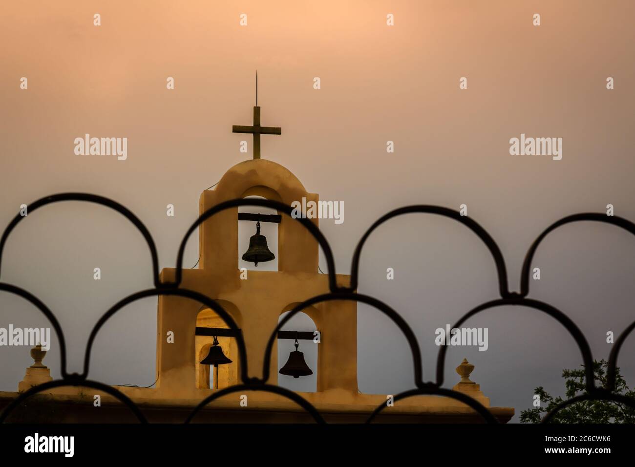 La torre campanaria presso la storica missione di San Xavier del Bac vicino a Tucson, Arizona. Foto Stock