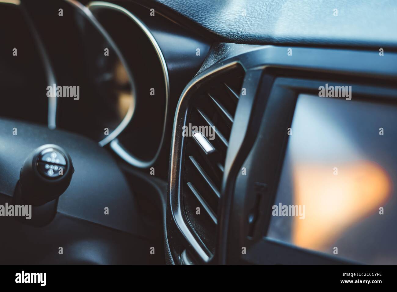 la griglia della stufa sul pannello auto primo piano bello design Foto Stock