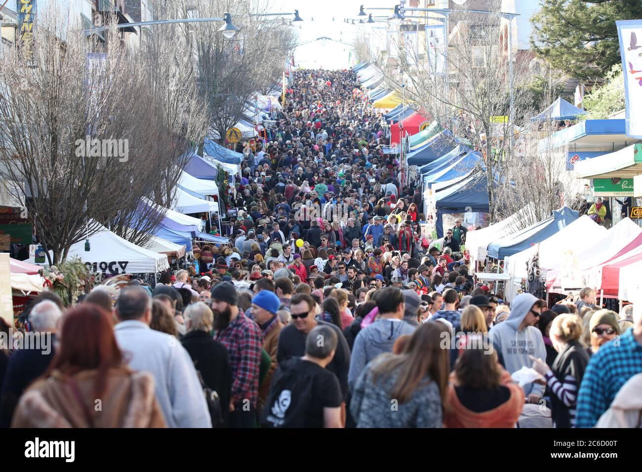 Folle di persone si guardavano intorno alle bancarelle e ascoltavano musica dal vivo in Katoomba Street, la strada principale di Katoomba nelle Blue Mountains per l'inverno Foto Stock