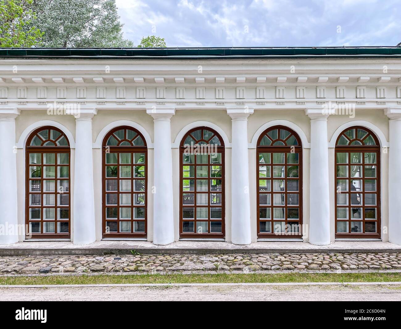 edificio classico in stile rinascimentale, con grandi finestre arrotondate e colonne architettoniche Foto Stock