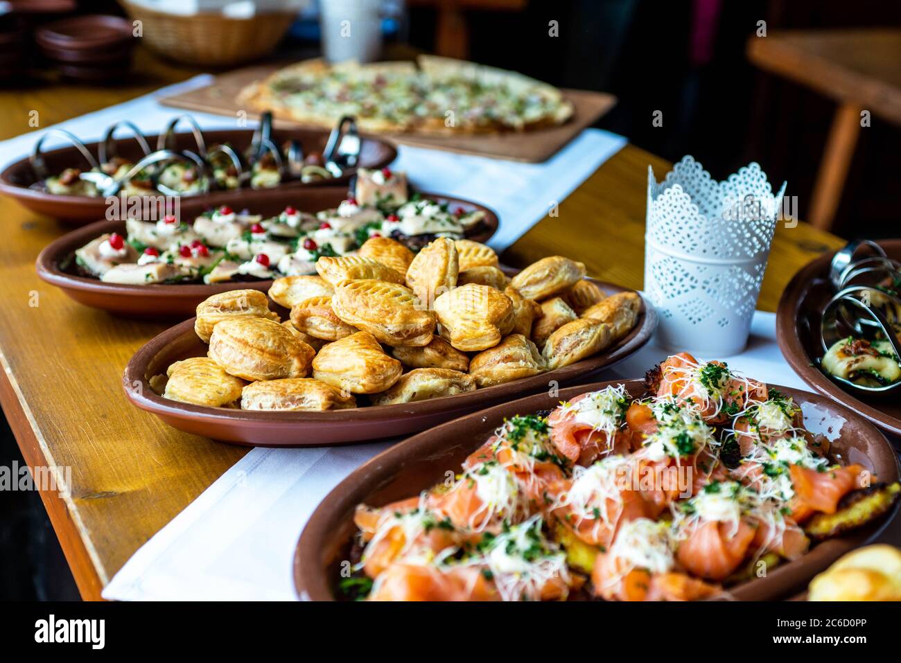 Party Brunch Fingerfood grande tavolo a buffet con cibo, carne e verdure. Foto Stock