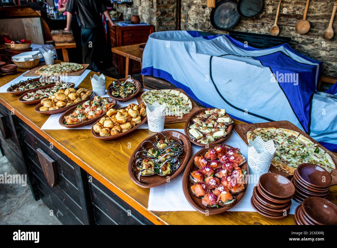 Party Brunch Fingerfood grande tavolo a buffet con cibo, carne e verdure. Foto Stock