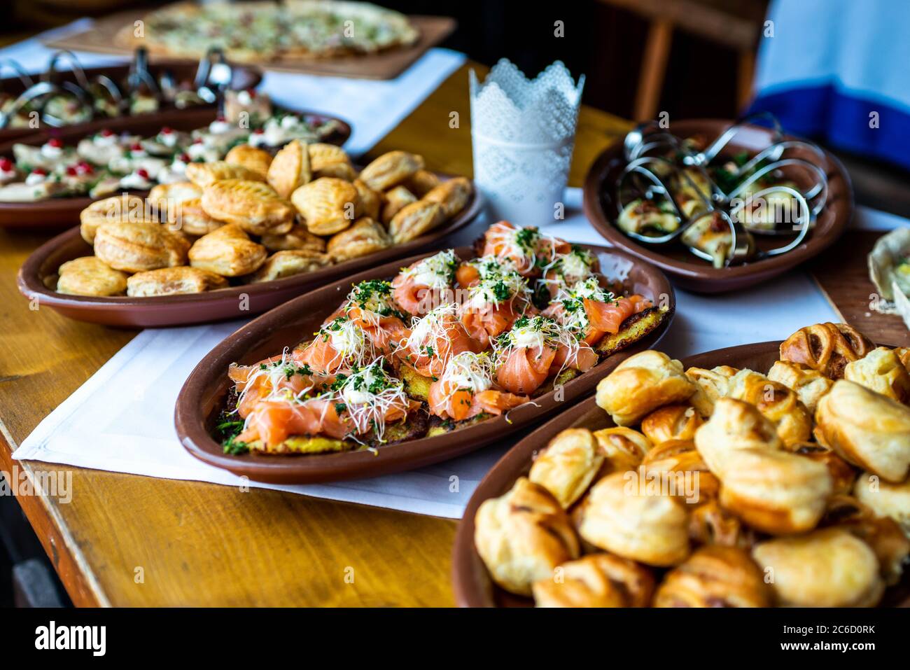 Party Brunch Fingerfood grande tavolo a buffet con cibo, carne e verdure. Foto Stock