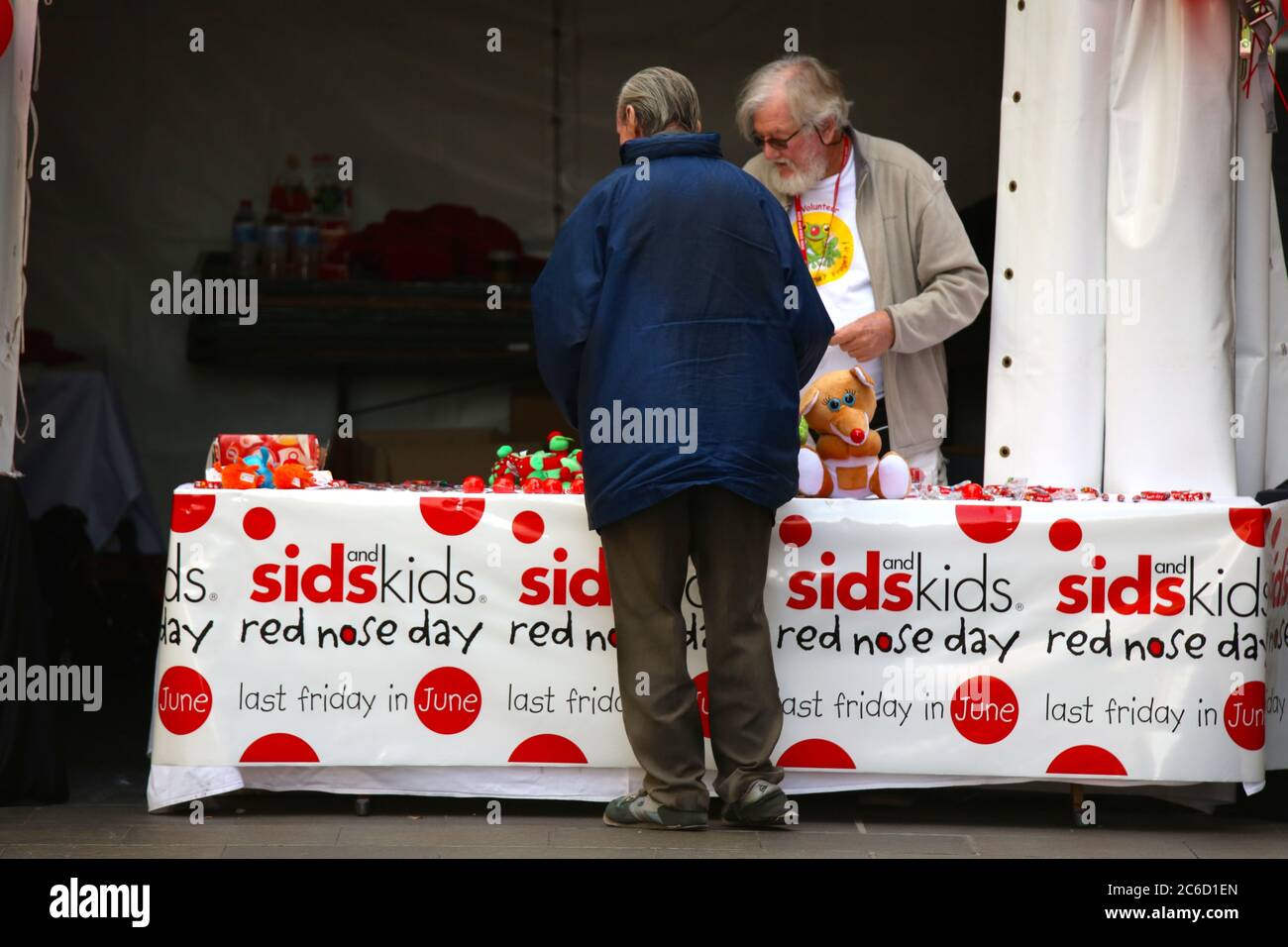 Un stallo in Martin Place raccoglie i soldi per SIDS e Kids il giorno australiano del naso rosso, che è l'ultimo venerdì di giugno. Foto Stock