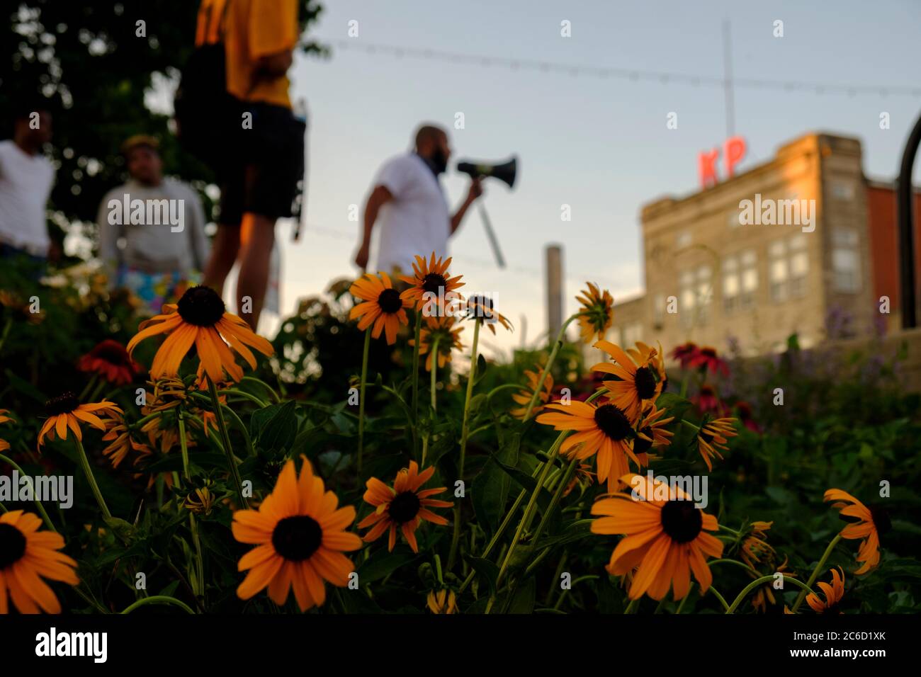 Bloomington, Stati Uniti. 07 luglio 2020. Abdul Wasi parla di un megafono durante una seconda notte di protesta contro il razzismo a Bloomington.i dimostranti chiedono giustizia per Vauhxx Booker, che presumibilmente è stato quasi linciato al lago Monroe sabato 4 luglio 2020. Credit: SOPA Images Limited/Alamy Live News Foto Stock