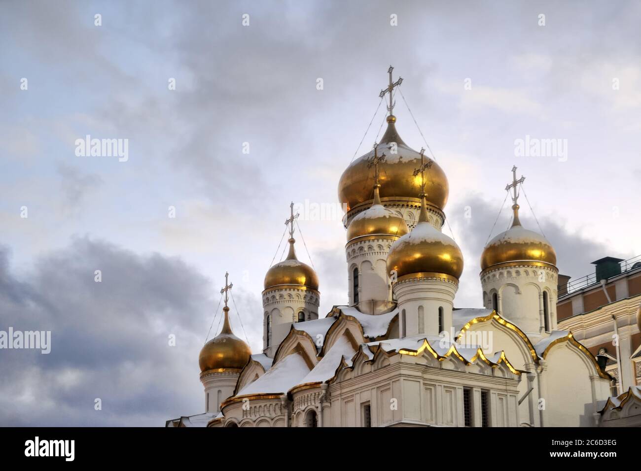 Cupole dorate della Cattedrale dell'Annunciazione nel Cremlino di Mosca in inverno Crepuscolo Foto Stock