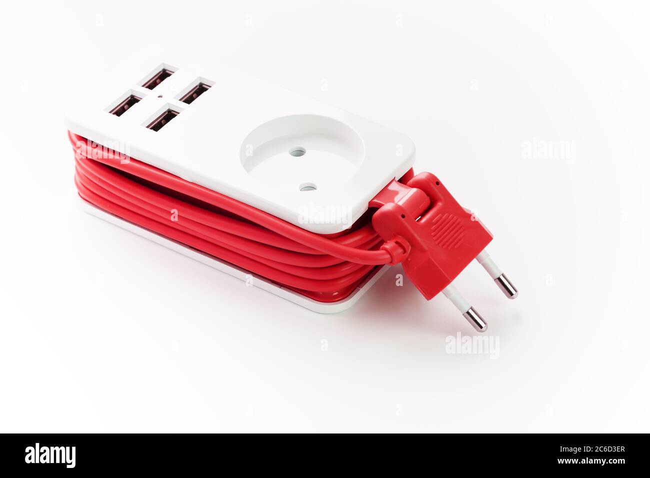 Connettore femmina di prolunga con porta USB su sfondo bianco per la ricarica di telefoni e dispositivi elettronici, cavo di alimentazione rosso. Foto Stock