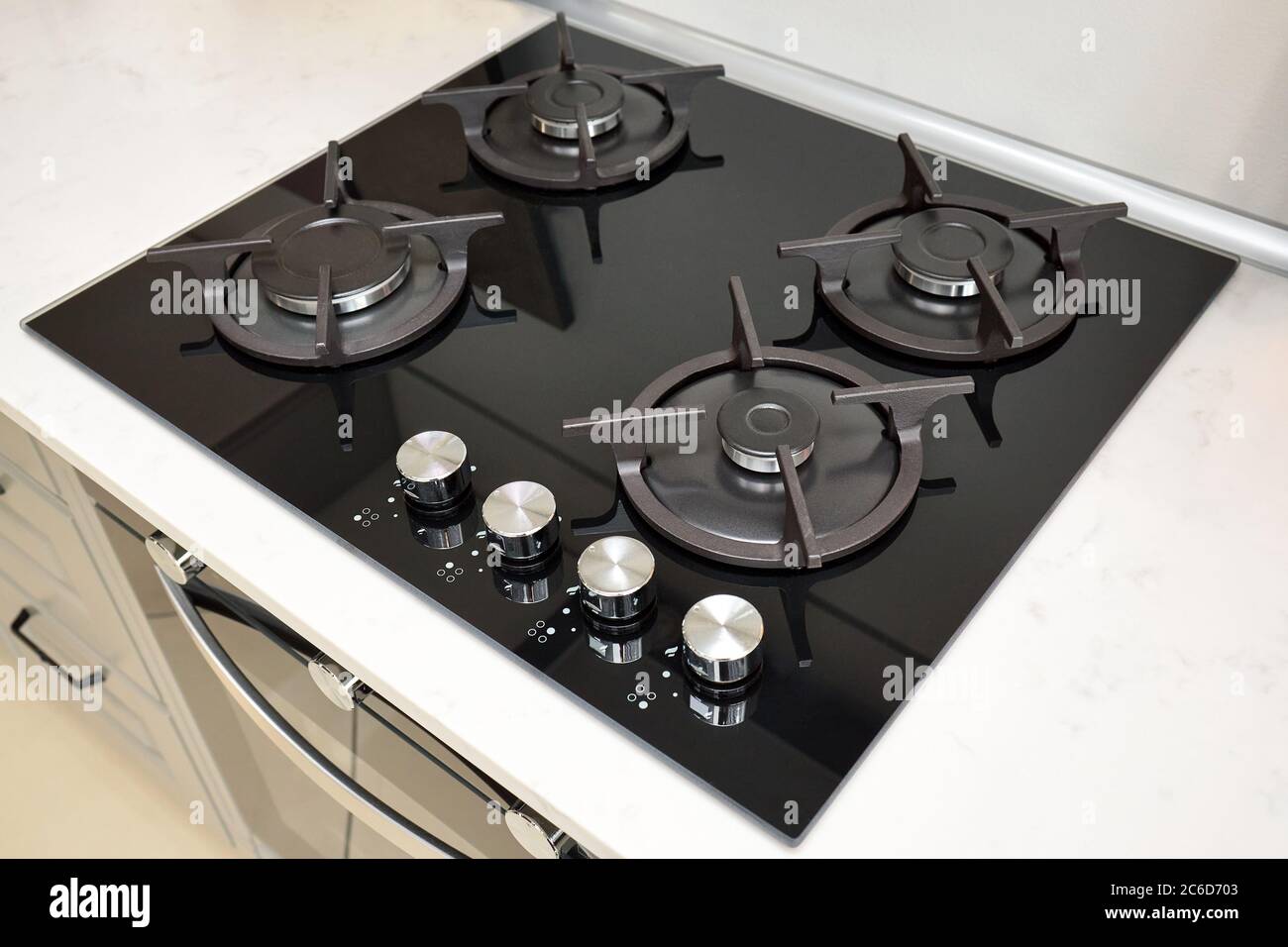 Piano cottura forno in vetro ghisa griglia in acciaio inox manopole di  controllo fuoco selettivo sopra forno fuori fuoco, con bruciatore su piano  di lavoro in Foto stock - Alamy