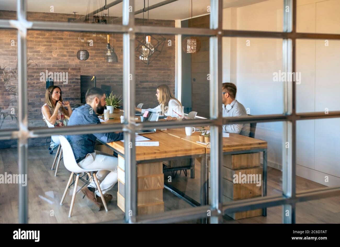 Persone in una riunione di lavoro in ufficio Foto Stock