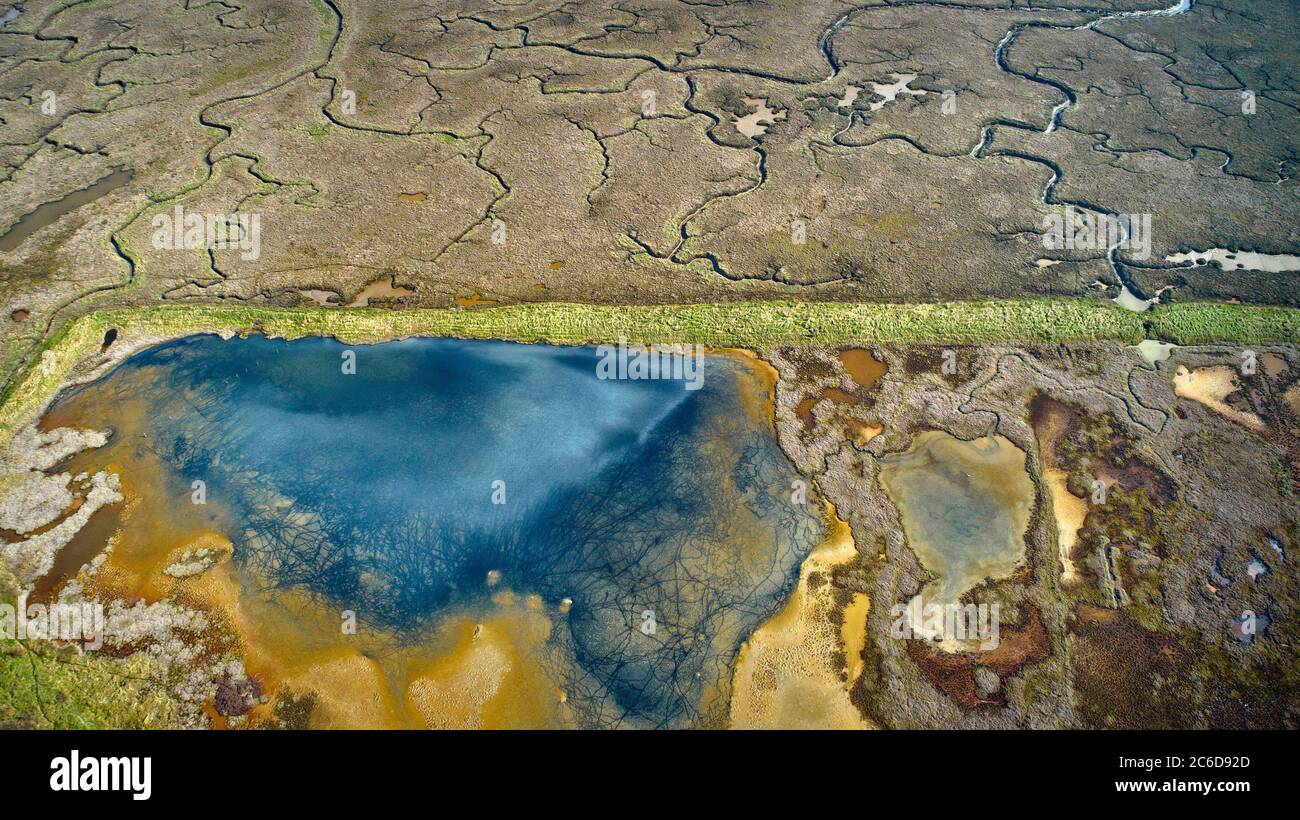 Sene (Bretagna, Francia nord-occidentale): Vista aerea delle ex paludi saline, che ospita la riserva naturale Marais de Sene, sul fiume Nayalo, nel Foto Stock