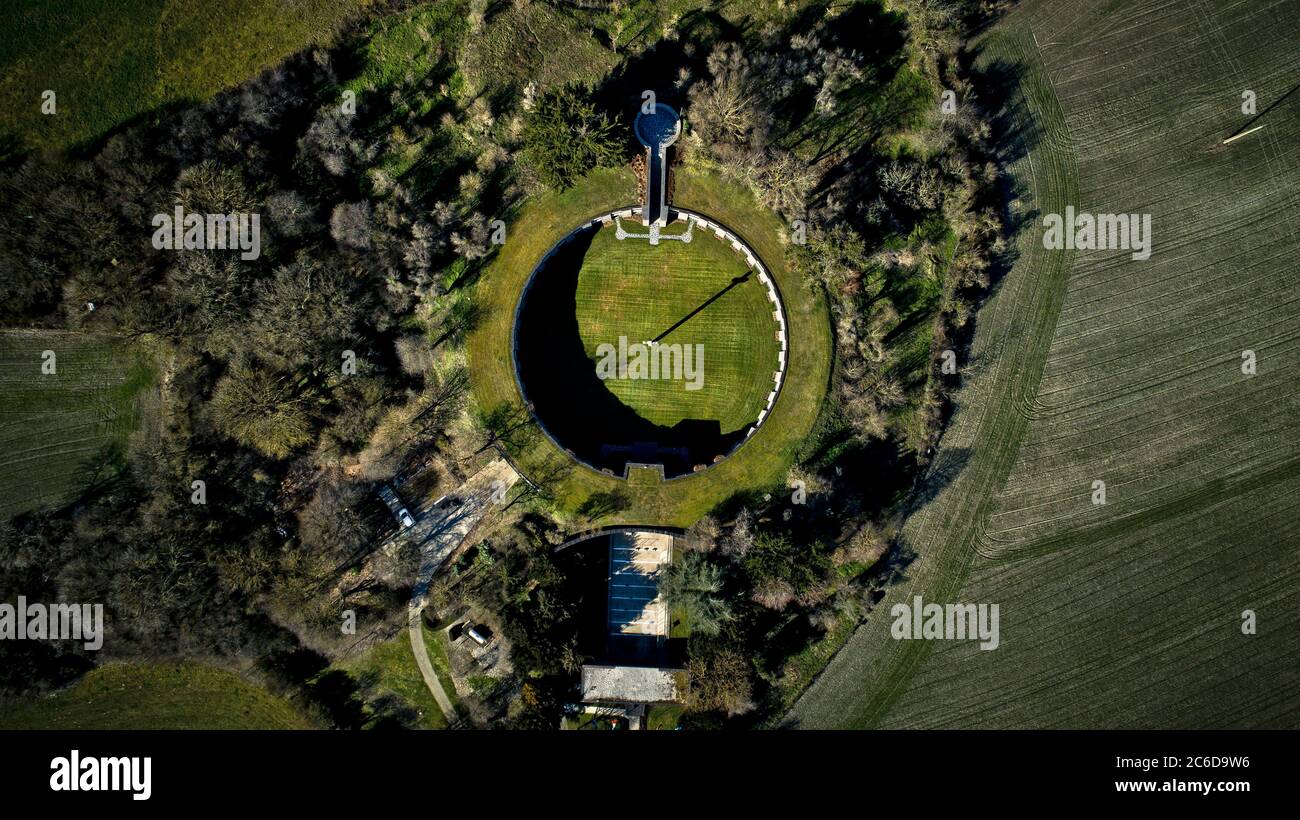 Huisnes-sur-Mer (Normandia, Francia nord-occidentale): Mont-de-Huisnes cimitero di guerra tedesco e il suo mausoleo circolare. 11956 soldati che sono morti durante il mondo Foto Stock